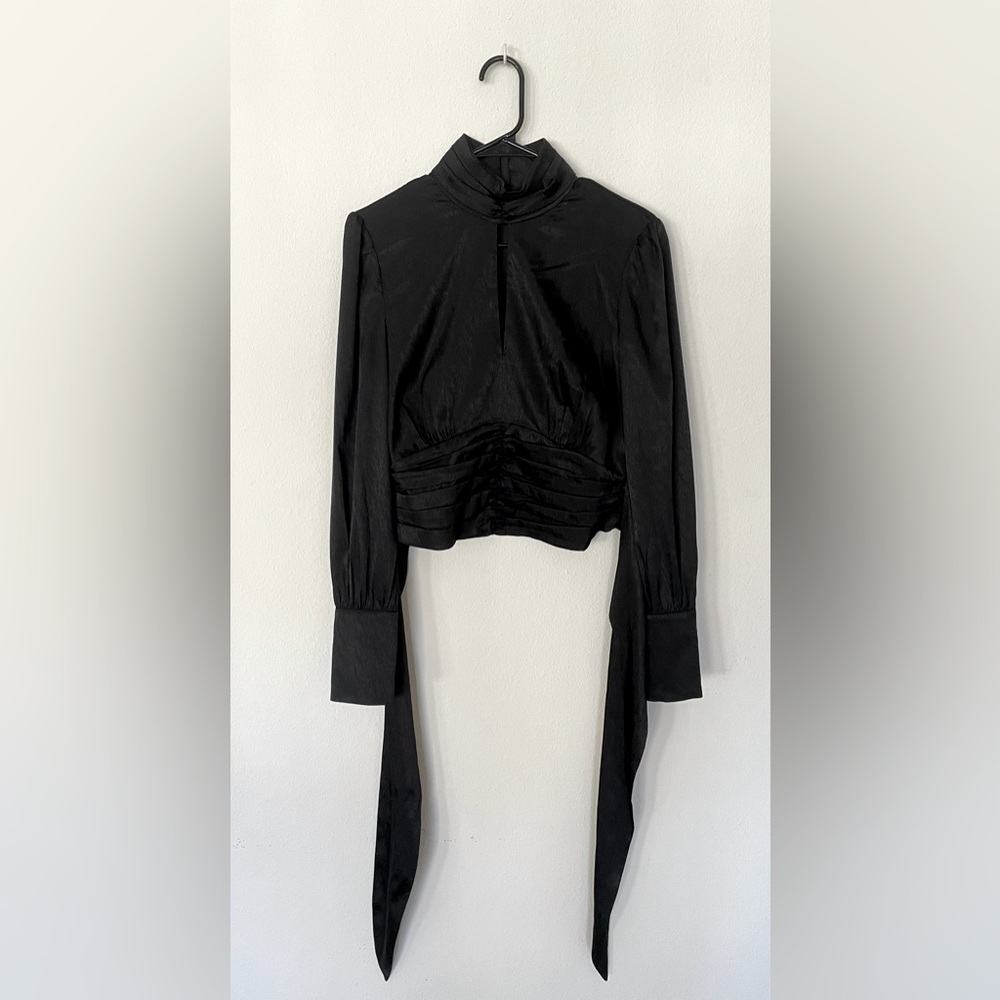 WAYF black top, zips up in the back, new with tags :)